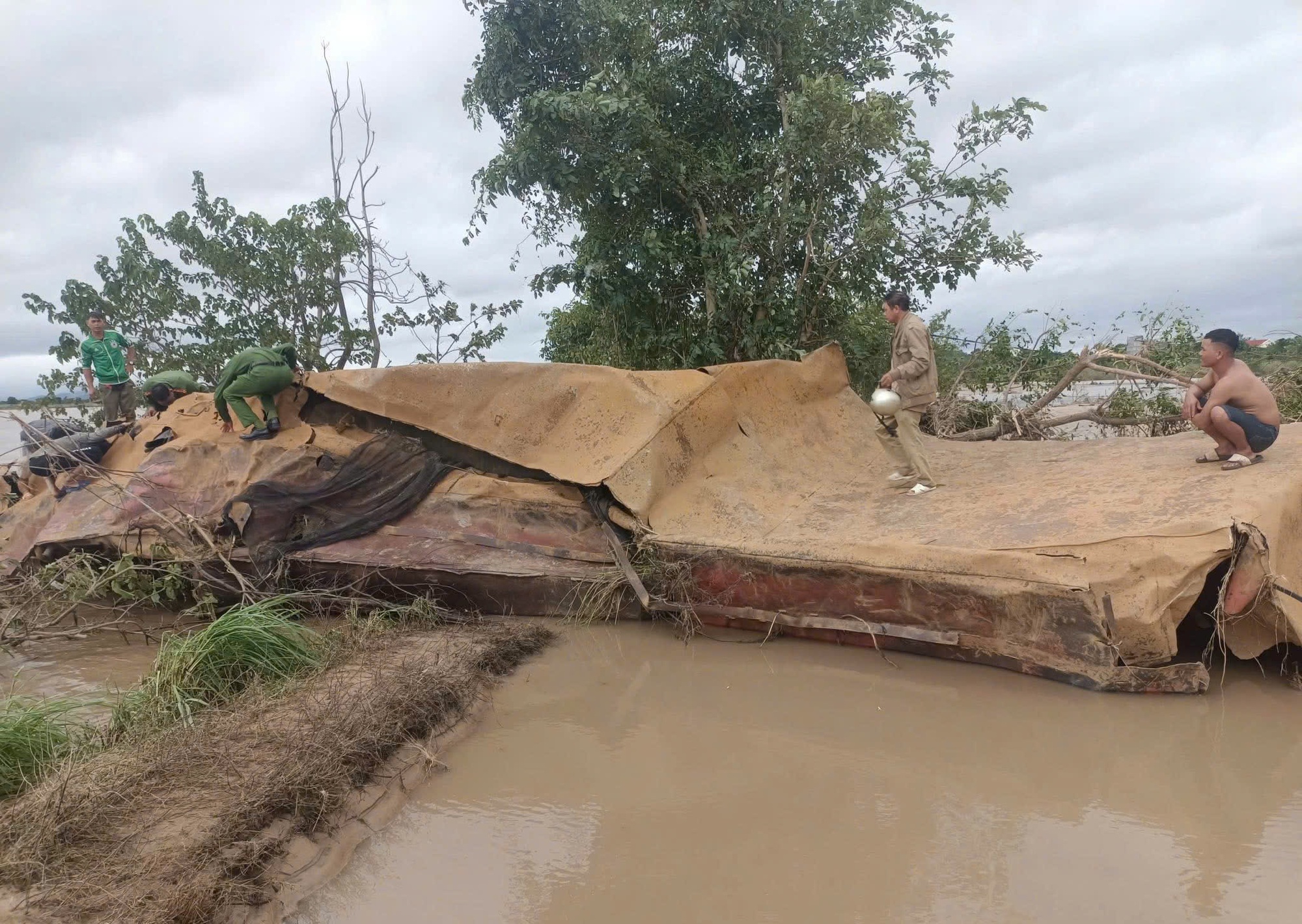 Mưa lũ chiều 21-11: Đắk Lắk c&ocirc;ng bố t&igrave;nh huống khẩn cấp tại 40 x&atilde;, phường- Ảnh 7.