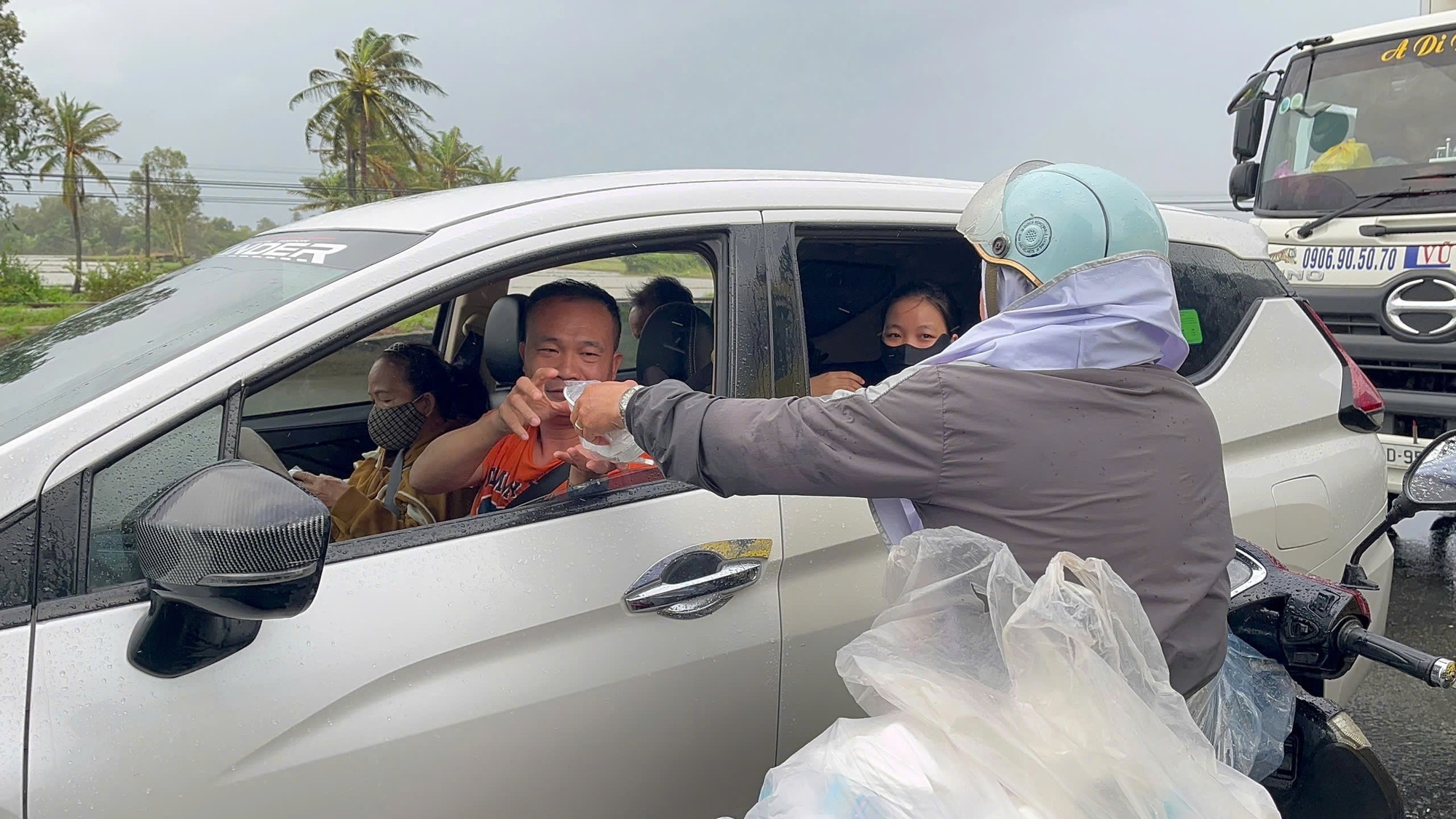 Mưa lũ chiều 21-11: Đắk Lắk c&ocirc;ng bố t&igrave;nh huống khẩn cấp tại 40 x&atilde;, phường- Ảnh 3.