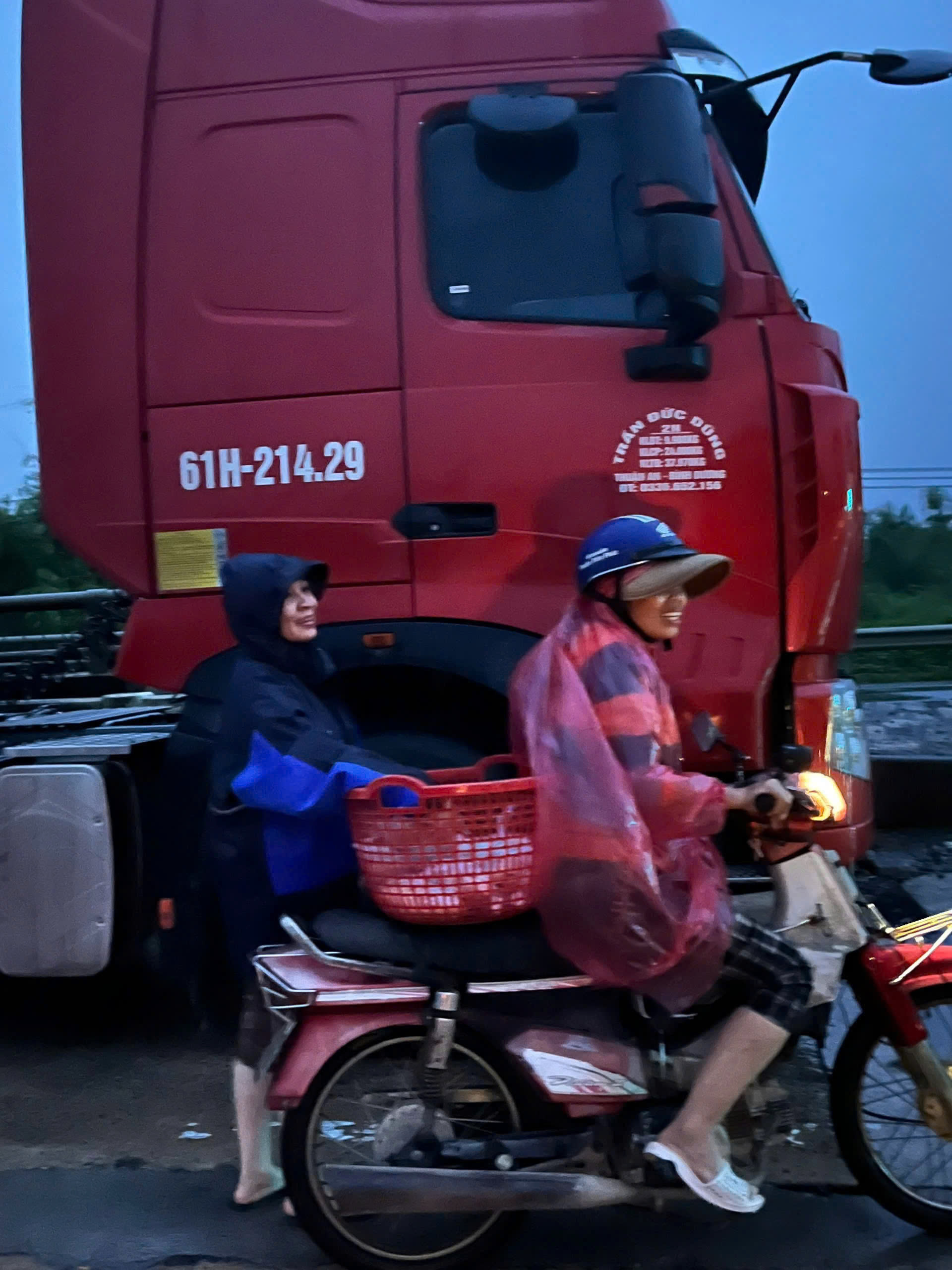 Mưa lũ chiều 21-11: Đắk Lắk c&ocirc;ng bố t&igrave;nh huống khẩn cấp tại 40 x&atilde;, phường- Ảnh 4.