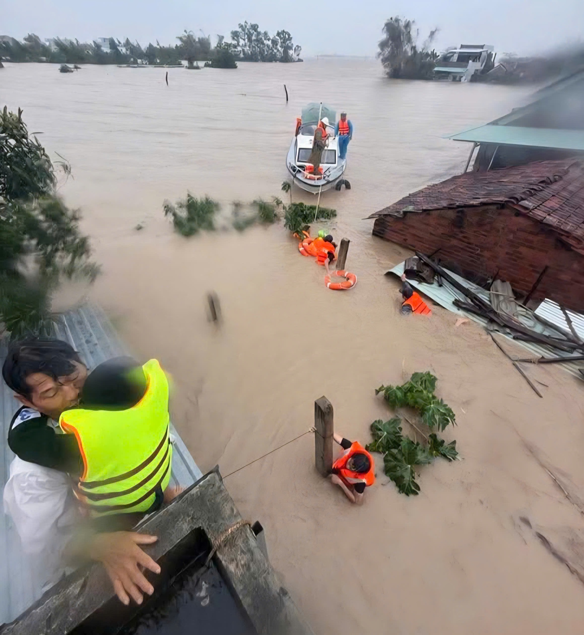 Đắk Lắk: 25 người chết và mất tích, hàng ngàn nhà chìm trong nước- Ảnh 1.