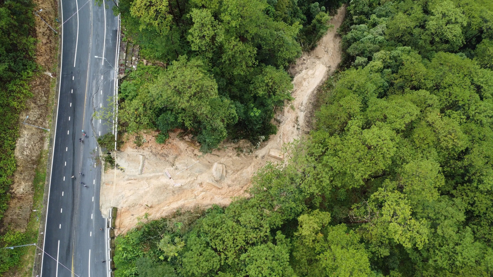 Mưa lũ chiều 21-11: Đắk Lắk c&ocirc;ng bố t&igrave;nh huống khẩn cấp tại 40 x&atilde;, phường- Ảnh 16.