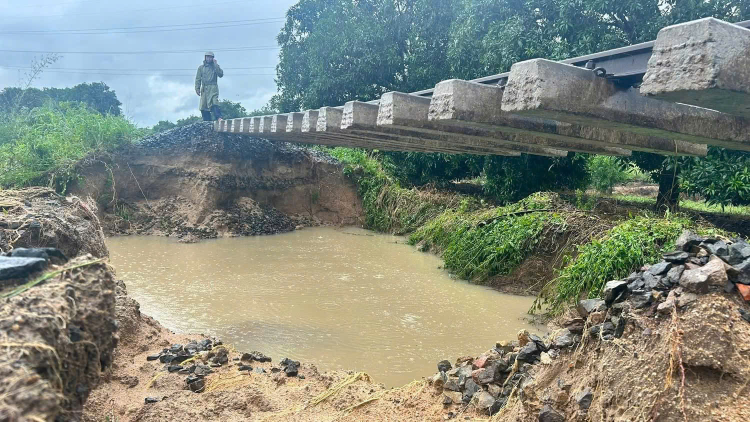 Mưa lũ chiều 21-11: Đắk Lắk c&ocirc;ng bố t&igrave;nh huống khẩn cấp tại 40 x&atilde;, phường- Ảnh 10.