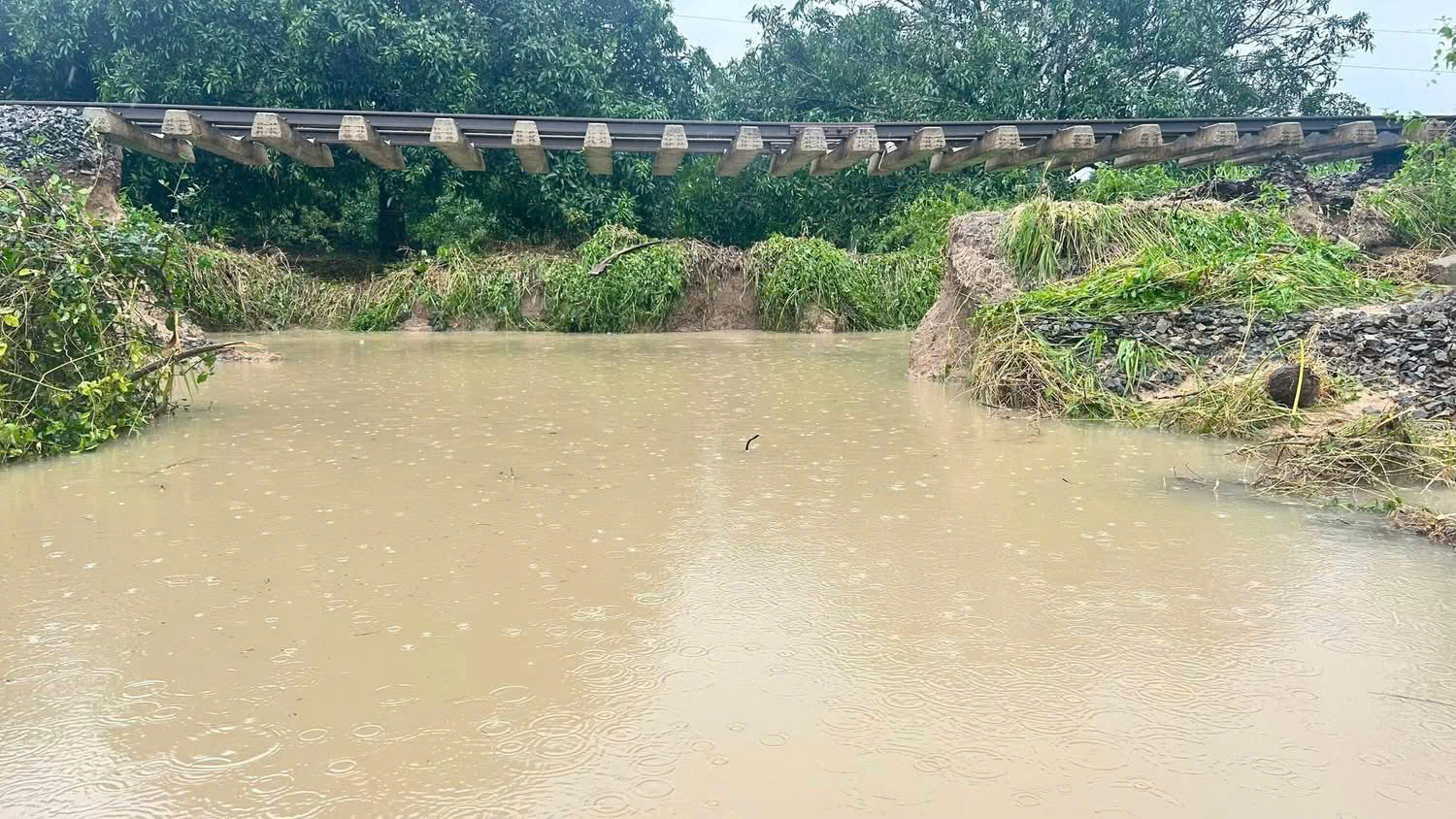 Mưa lũ chiều 21-11: Đắk Lắk c&ocirc;ng bố t&igrave;nh huống khẩn cấp tại 40 x&atilde;, phường- Ảnh 11.