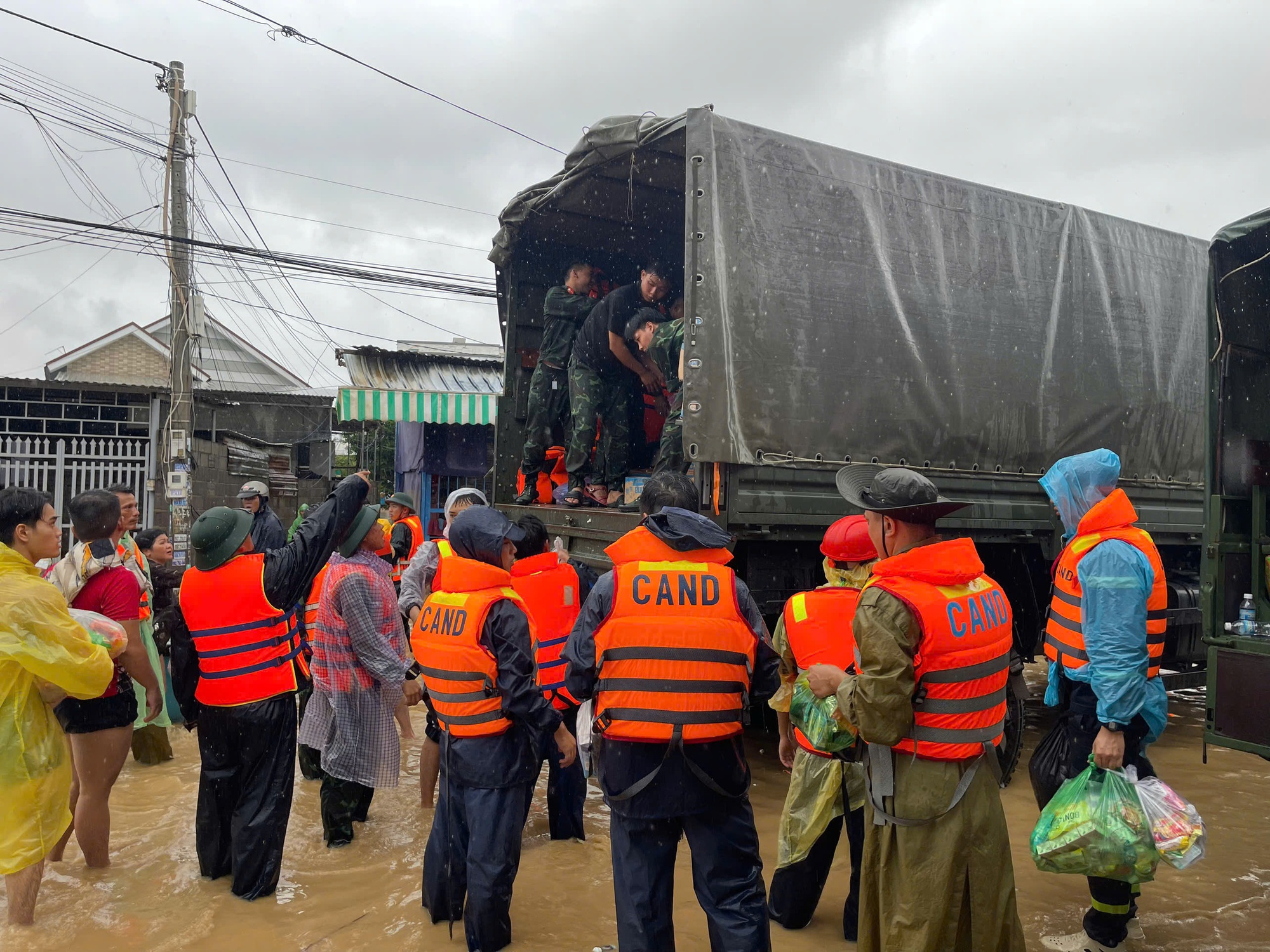 Mưa lũ chiều 21-11: Đắk Lắk c&ocirc;ng bố t&igrave;nh huống khẩn cấp tại 40 x&atilde;, phường- Ảnh 12.