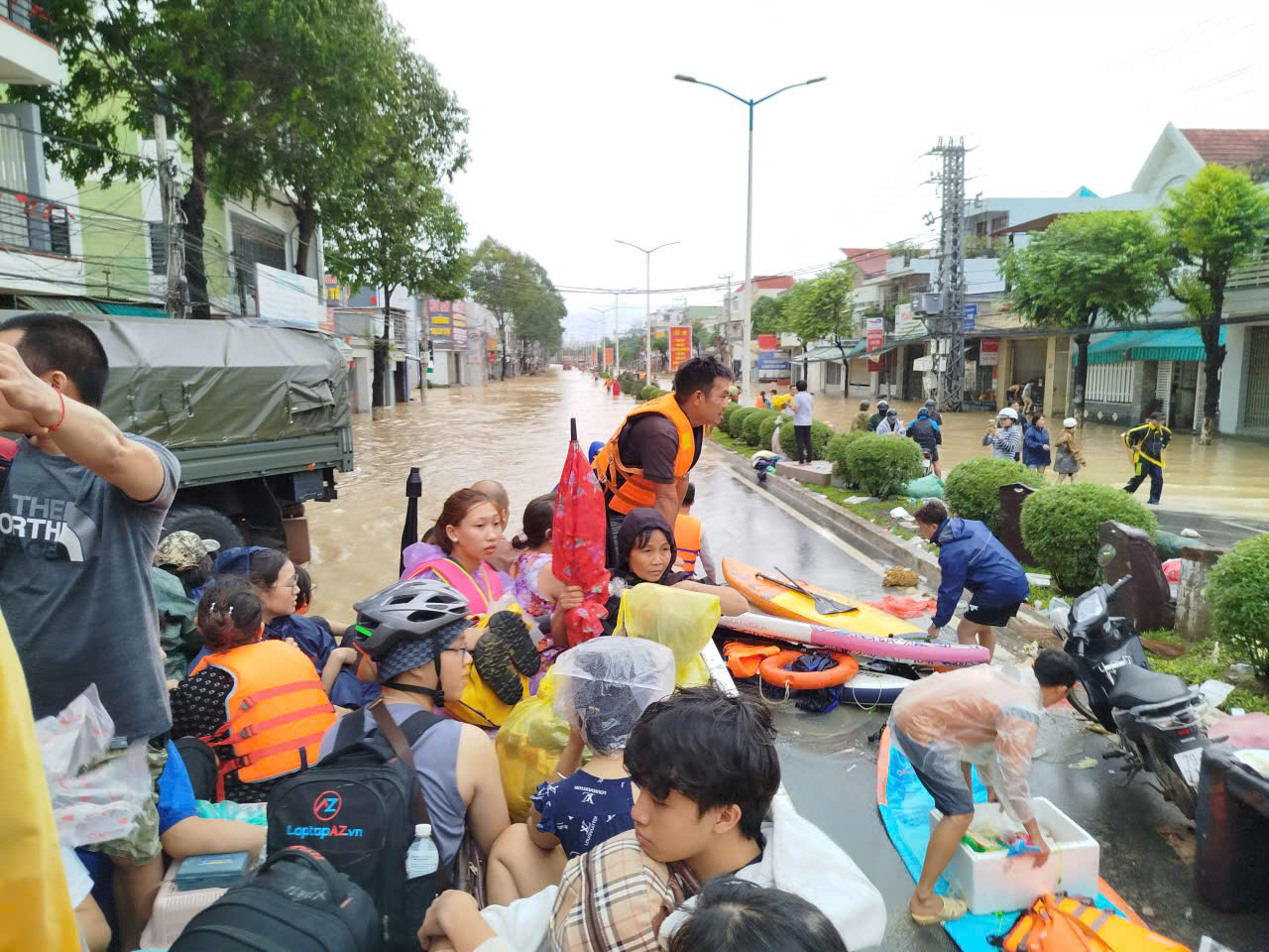 Tâm lũ Nha Trang tan hoang, nhiều người dân phá mái nhà thoát thân- Ảnh 11.