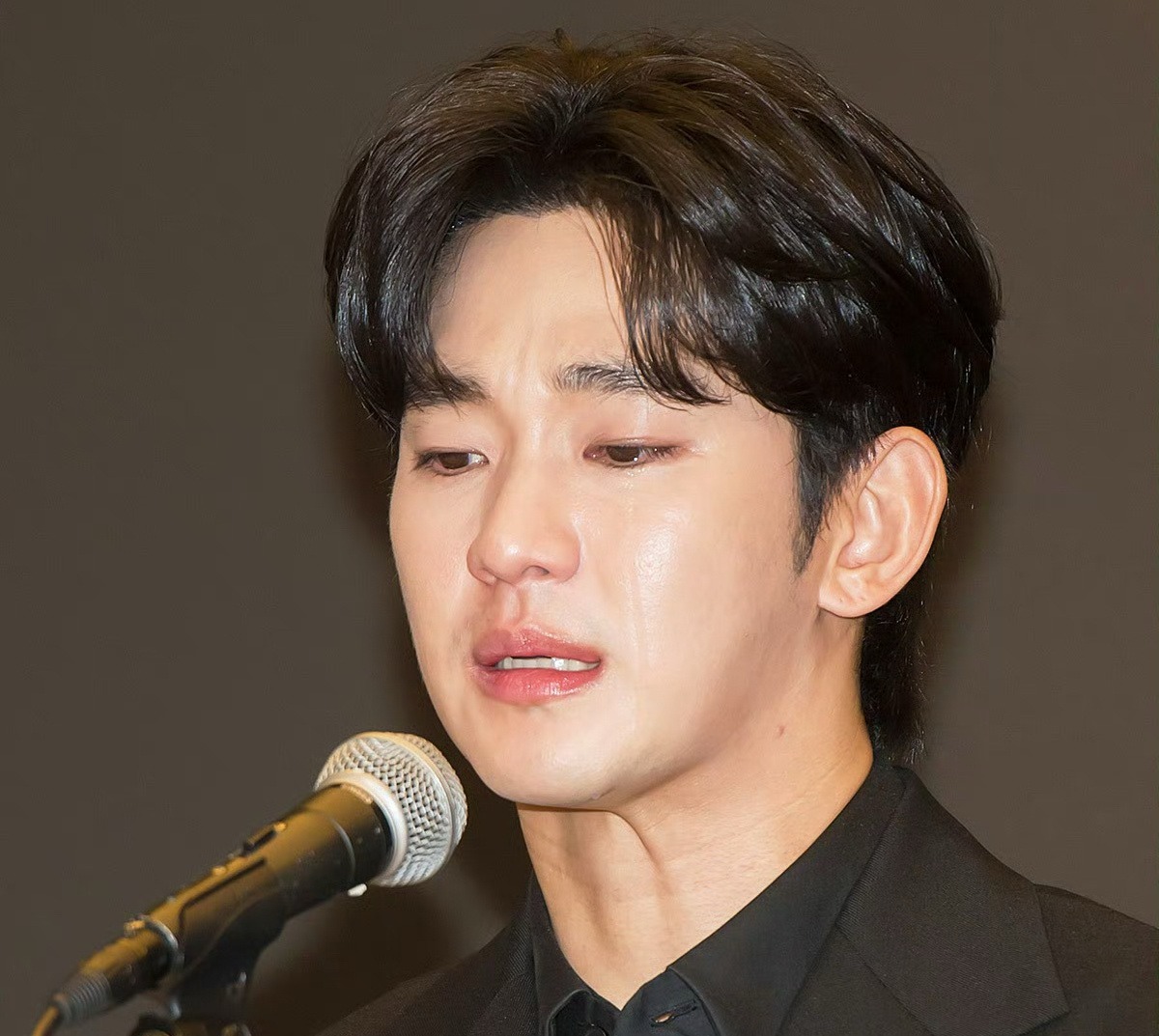 Kim Soo Hyun chuyến này có nước ra đường ở!- Ảnh 6. Kim Soo Hyun chuyến này có nước ra đường ở!- Ảnh 6.