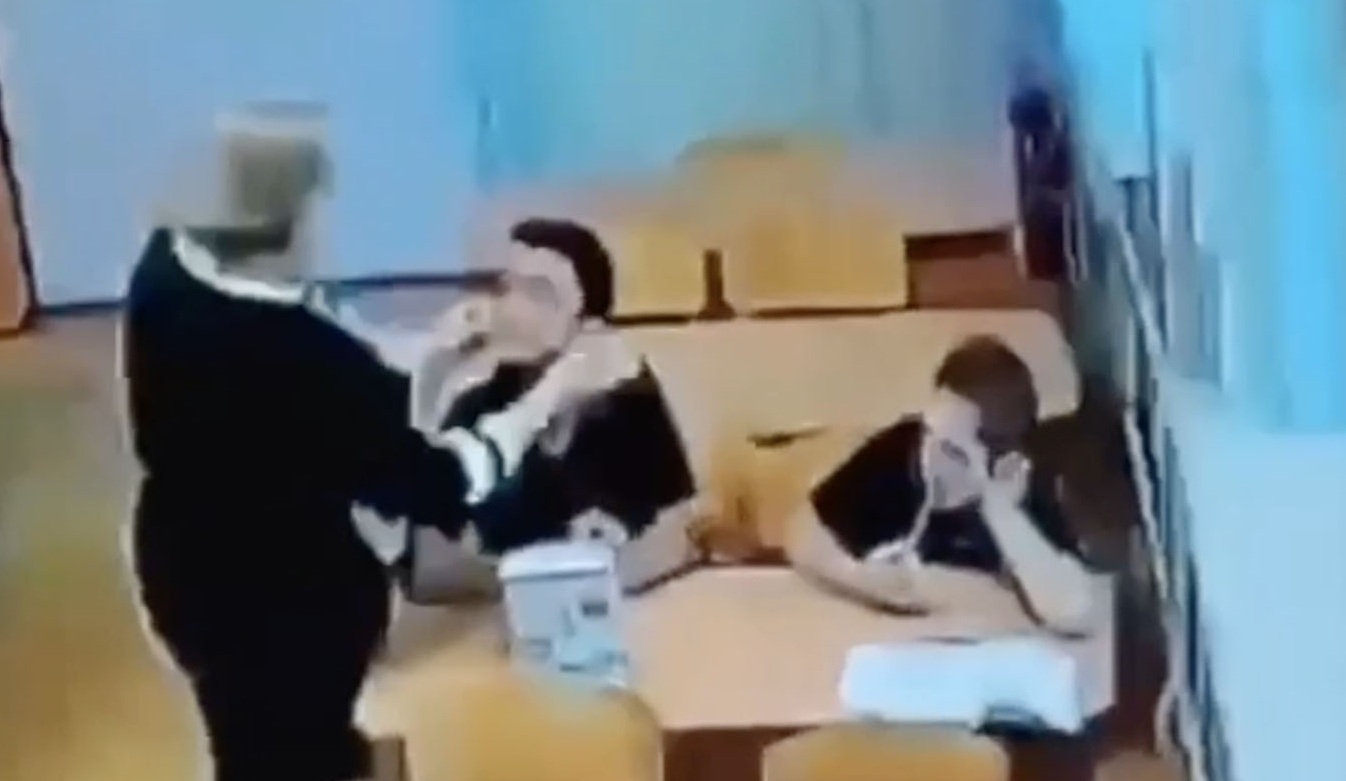 Dậy sóng vụ giáo viên bịt miệng học sinh bằng băng dính và dùng ghế để trừng phạt- Ảnh 1.