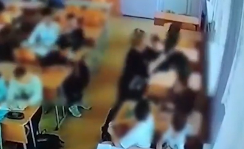 Dậy sóng vụ giáo viên bịt miệng học sinh bằng băng dính và dùng ghế để trừng phạt- Ảnh 2.