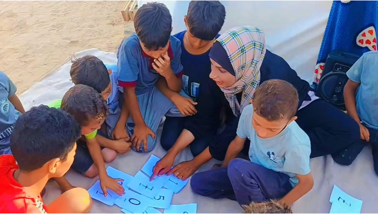 Trẻ em Gaza tìm lại đường đến trường giữa đống đổ nát- Ảnh 1.