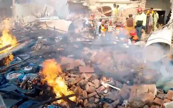 Lực lượng cứu hộ làm việc tại hiện trường vụ nổ nhà máy khi đám cháy vẫn tiếp diễn ở Faisalabad, Pakistan, ngày 21/11/2025 (Ảnh: Đội Cứu hộ 1122)