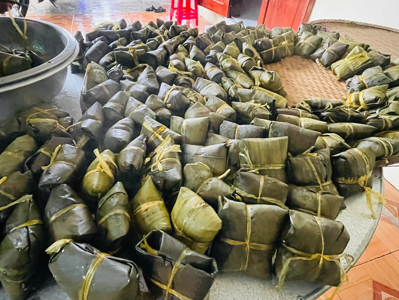 Người dân Quảng Ngãi nổi lửa sáng đêm nấu bánh chưng, soạn thực phẩm gửi vùng lũ- Ảnh 28.