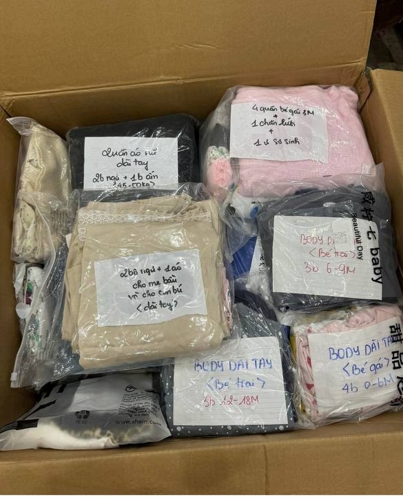 Những tờ giấy note theo túi quần áo gửi về miền Trung lúc này: Thương nhau từ cái nhỏ nhất!- Ảnh 1. Những tờ giấy note theo túi quần áo gửi về miền Trung lúc này: Thương nhau từ cái nhỏ nhất!- Ảnh 1.
