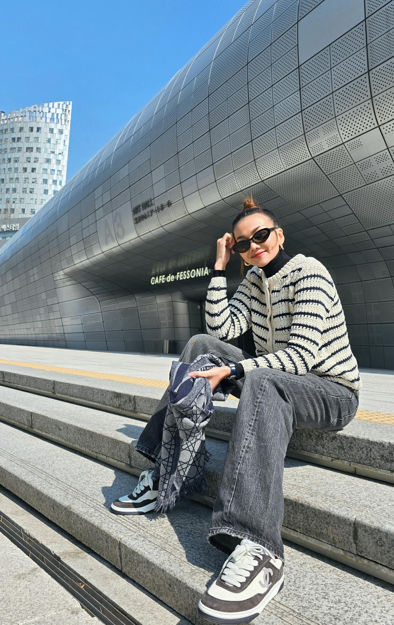 Phụ nữ trên 40 tuổi muốn mặc quần jeans đẹp thì hãy học Phạm Thanh Hằng, đảm bảo sành điệu suốt 4 mùa- Ảnh 5. Phụ nữ trên 40 tuổi muốn mặc quần jeans đẹp thì hãy học Phạm Thanh Hằng, đảm bảo sành điệu suốt 4 mùa- Ảnh 5.