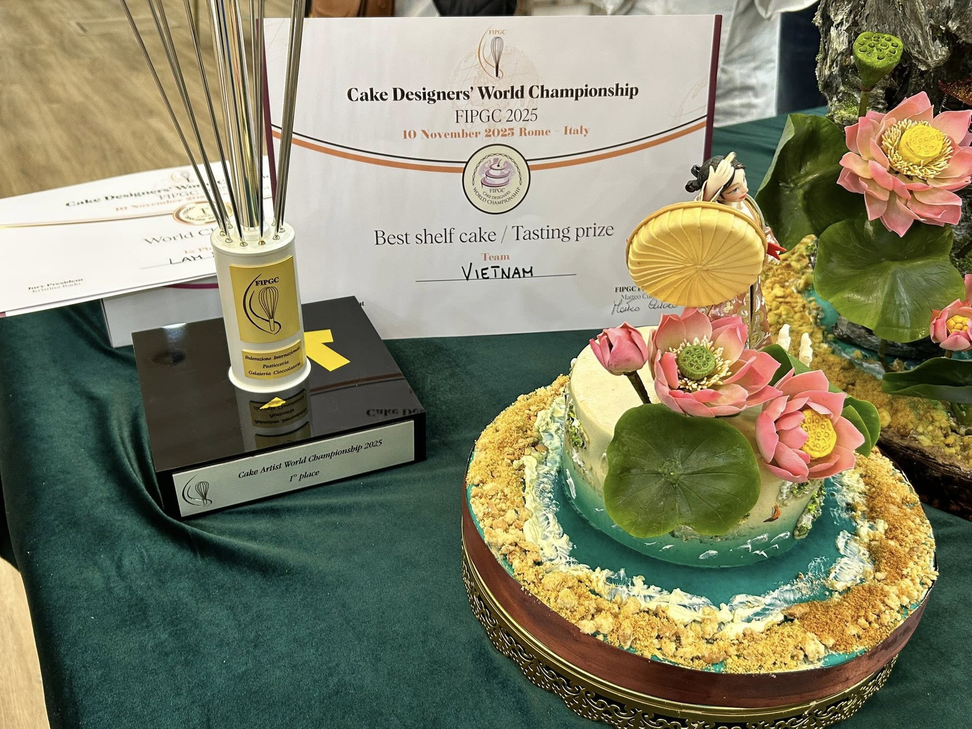 Người phụ nữ miền Tây vượt 12 quốc gia giành giải nhất thế giới, nhìn thành phẩm không ai nỡ ăn!- Ảnh 3. Người phụ nữ miền Tây vượt 12 quốc gia giành giải nhất thế giới, nhìn thành phẩm không ai nỡ ăn!- Ảnh 3.