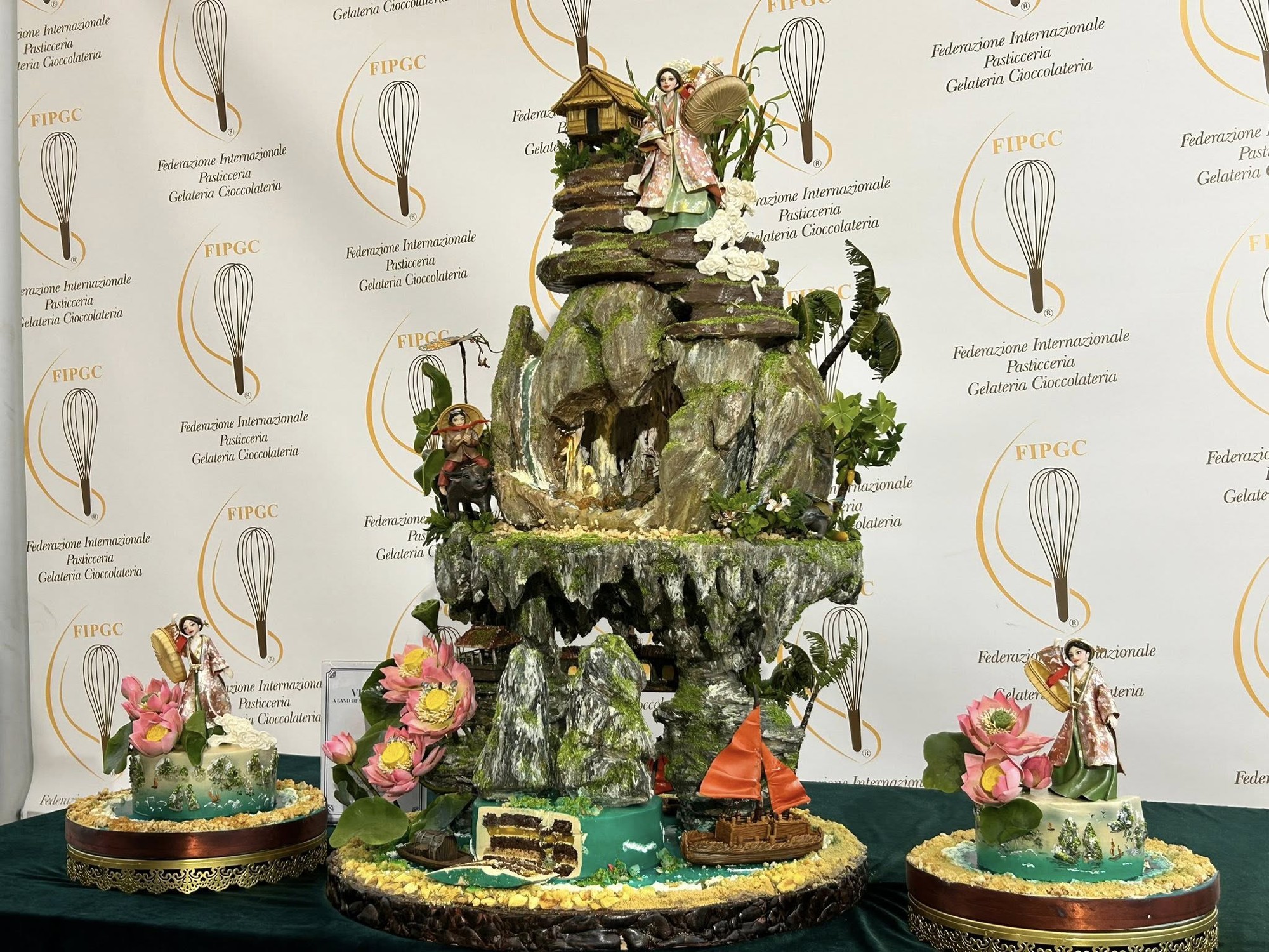 Người phụ nữ miền Tây vượt 12 quốc gia giành giải nhất thế giới, nhìn thành phẩm không ai nỡ ăn!- Ảnh 2. Người phụ nữ miền Tây vượt 12 quốc gia giành giải nhất thế giới, nhìn thành phẩm không ai nỡ ăn!- Ảnh 2.