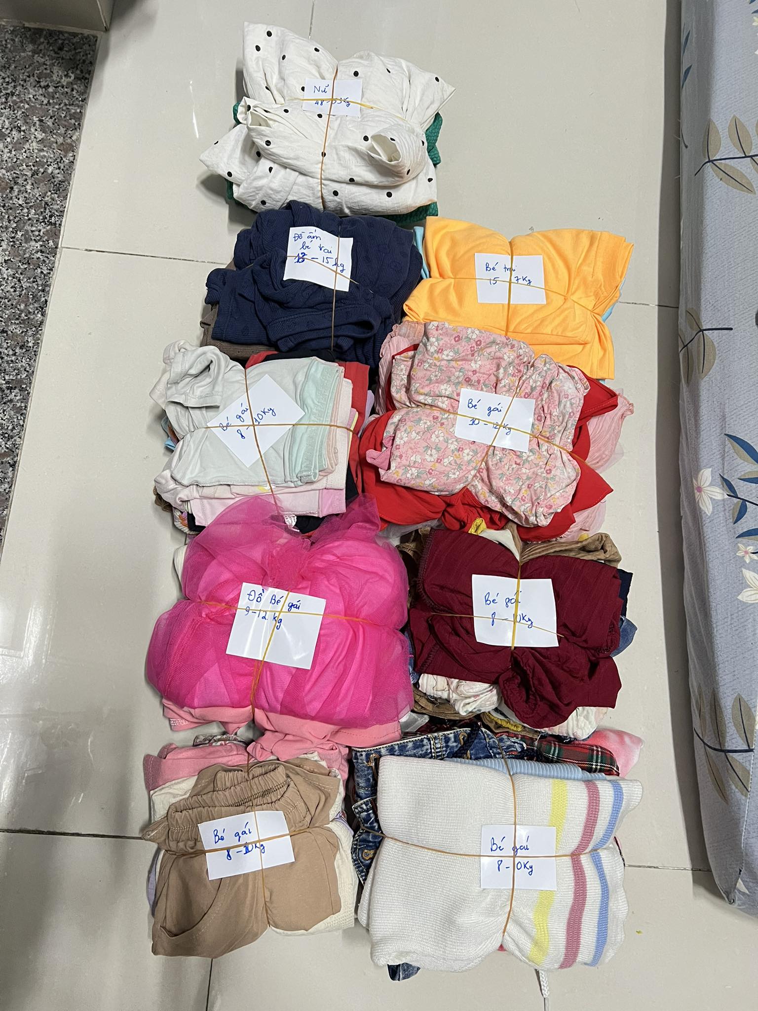 Những tờ giấy note theo túi quần áo gửi về miền Trung lúc này: Thương nhau từ cái nhỏ nhất!- Ảnh 2. Những tờ giấy note theo túi quần áo gửi về miền Trung lúc này: Thương nhau từ cái nhỏ nhất!- Ảnh 2.