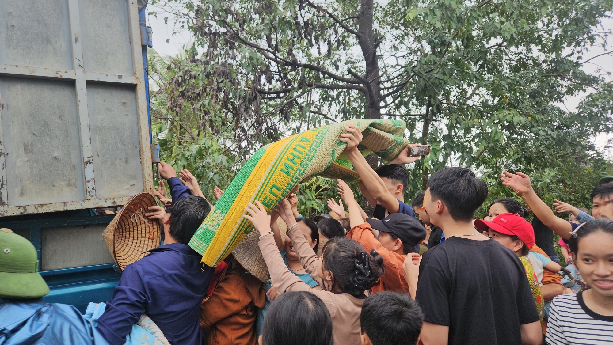 Hình ảnh nhu yếu phẩm kịp đến với người dân vùng lũ ở Đắk Lắk- Ảnh 1. Hình ảnh nhu yếu phẩm kịp đến với người dân vùng lũ ở Đắk Lắk- Ảnh 1.