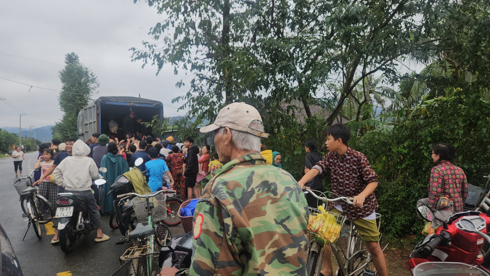 Hình ảnh nhu yếu phẩm kịp đến với người dân vùng lũ ở Đắk Lắk- Ảnh 2. Hình ảnh nhu yếu phẩm kịp đến với người dân vùng lũ ở Đắk Lắk- Ảnh 2.