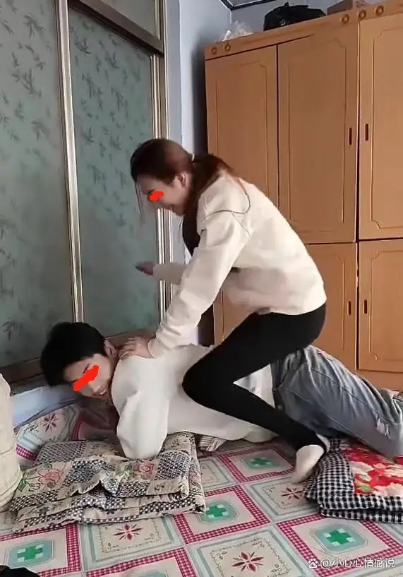 Cảnh "chơi đùa" trên giường của 2 chị em khiến nhiều người nóng mặt- Ảnh 2.