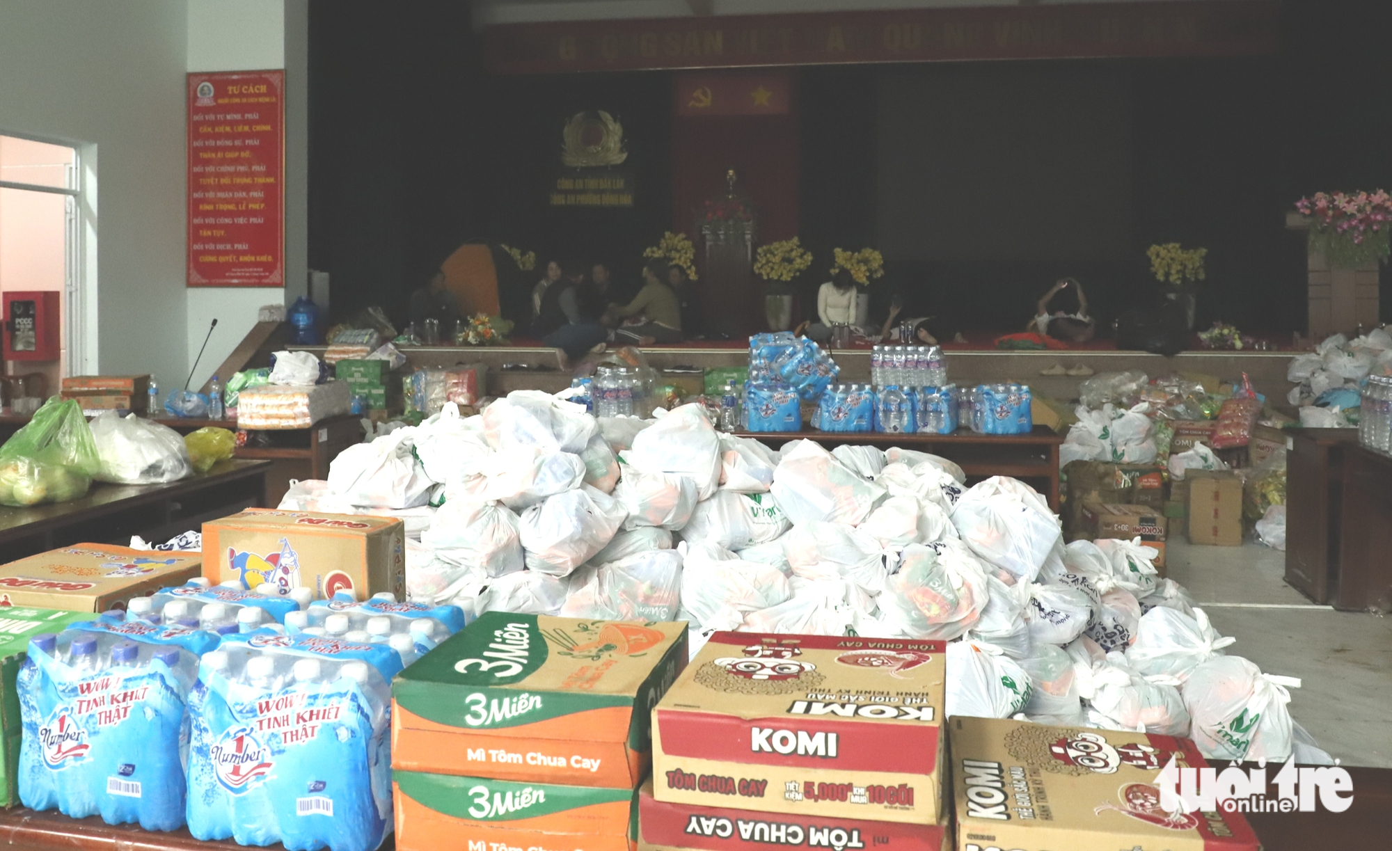 Mưa lũ lịch sử: Hàng chục ngàn người dân ở rốn lũ Đông Hoà vẫn còn chờ ứng cứu- Ảnh 2.