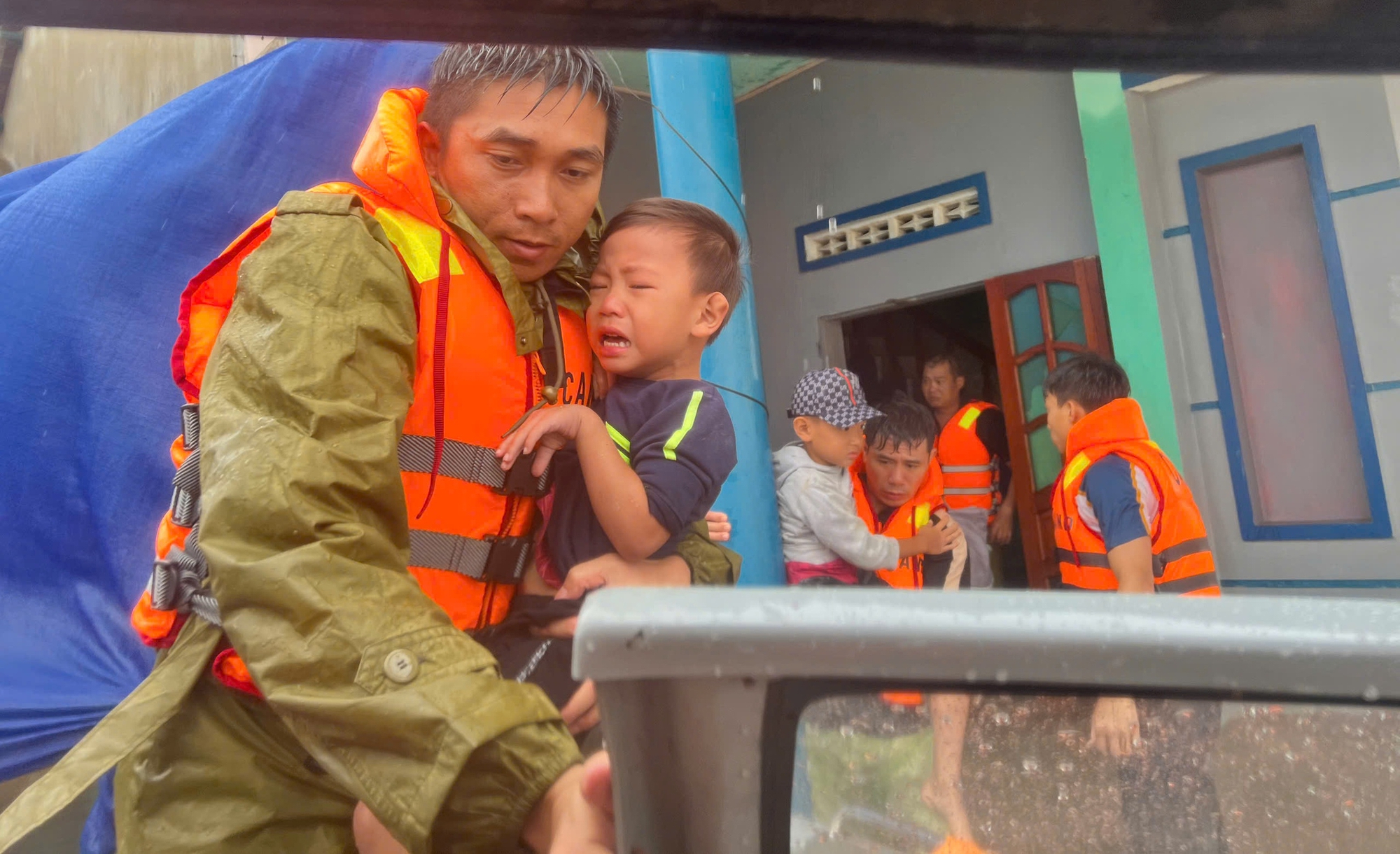 CLIP: Cận cảnh dỡ từng mái tôn, viên ngói cứu người dân trong lũ dữ- Ảnh 1.