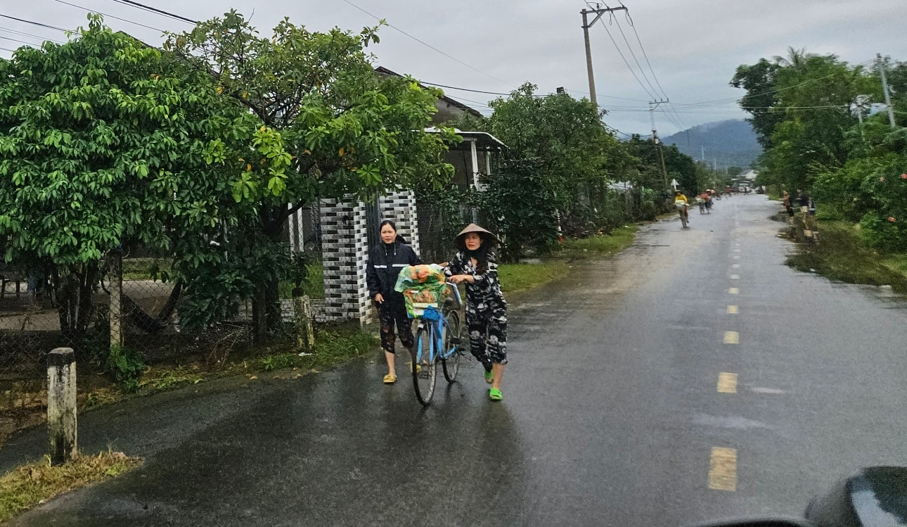 Hình ảnh nhu yếu phẩm kịp đến với người dân vùng lũ ở Đắk Lắk- Ảnh 5. Hình ảnh nhu yếu phẩm kịp đến với người dân vùng lũ ở Đắk Lắk- Ảnh 5.