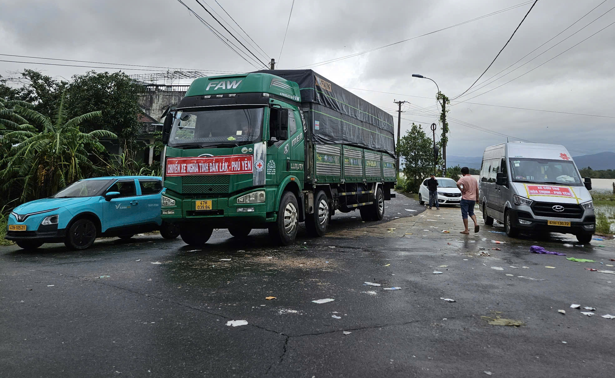 Hình ảnh nhu yếu phẩm kịp đến với người dân vùng lũ ở Đắk Lắk- Ảnh 4. Hình ảnh nhu yếu phẩm kịp đến với người dân vùng lũ ở Đắk Lắk- Ảnh 4.