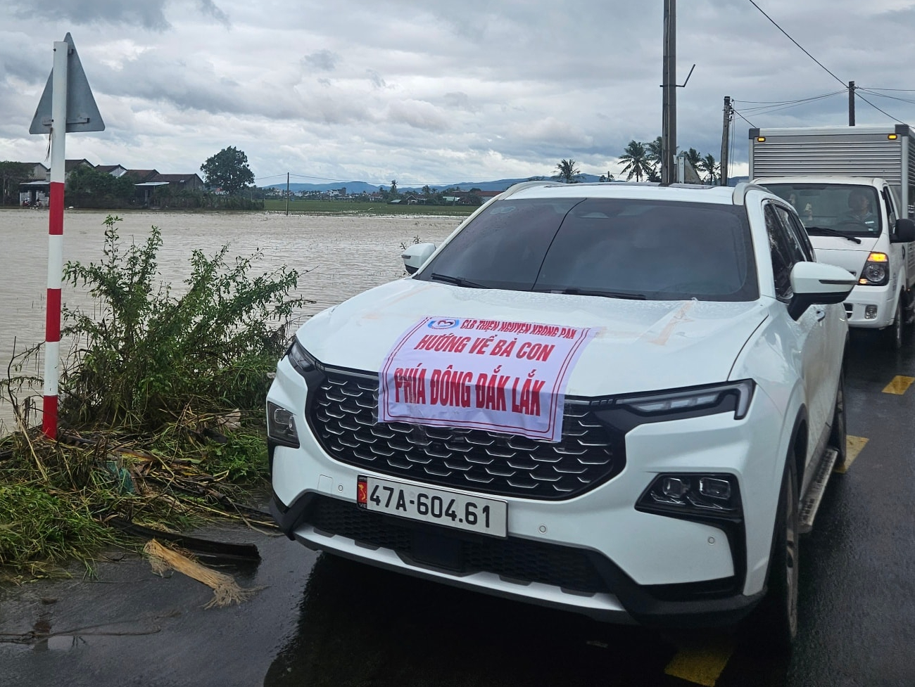 Hình ảnh nhu yếu phẩm kịp đến với người dân vùng lũ ở Đắk Lắk- Ảnh 3. Hình ảnh nhu yếu phẩm kịp đến với người dân vùng lũ ở Đắk Lắk- Ảnh 3.