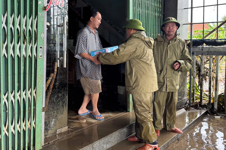 Hình ảnh nhu yếu phẩm kịp đến với người dân vùng lũ ở Đắk Lắk- Ảnh 6. Hình ảnh nhu yếu phẩm kịp đến với người dân vùng lũ ở Đắk Lắk- Ảnh 6.