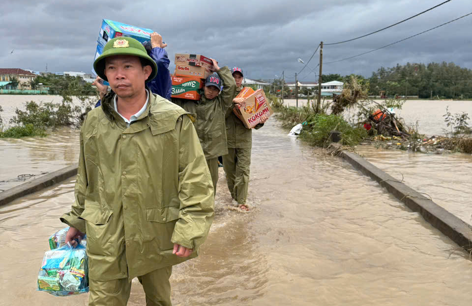 Hình ảnh nhu yếu phẩm kịp đến với người dân vùng lũ ở Đắk Lắk- Ảnh 7. Hình ảnh nhu yếu phẩm kịp đến với người dân vùng lũ ở Đắk Lắk- Ảnh 7.