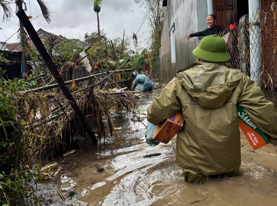 Hình ảnh nhu yếu phẩm kịp đến với người dân vùng lũ ở Đắk Lắk- Ảnh 8. Hình ảnh nhu yếu phẩm kịp đến với người dân vùng lũ ở Đắk Lắk- Ảnh 8.