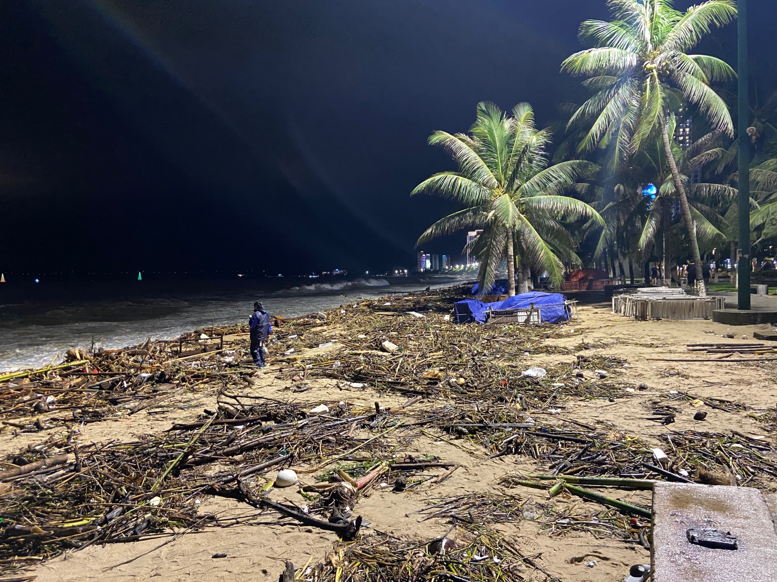 Cảnh tượng buồn dọc bờ biển đẹp nhất Nha Trang- Ảnh 2.