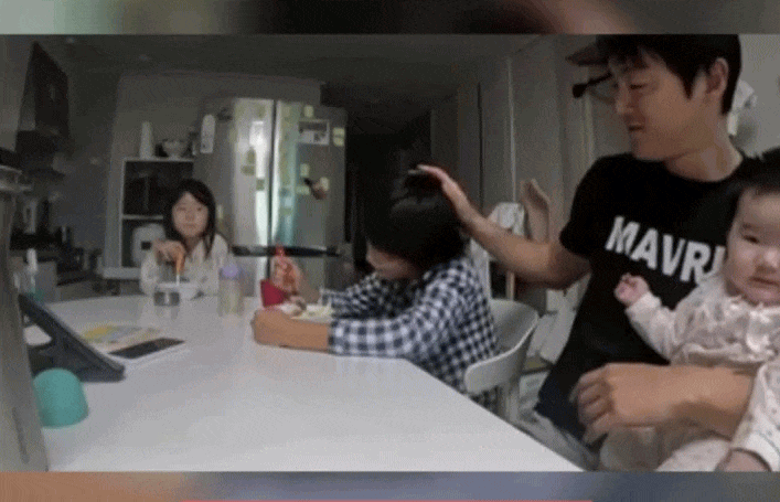 Anh trai bật khóc vì làm em ngã, nhưng hành động nhỏ của người bố khiến triệu người thốt lên: 