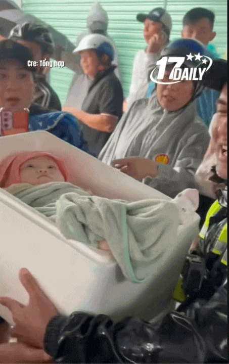 Thương lắm những em bé giữa dòng nước lũ: Có bé còn 