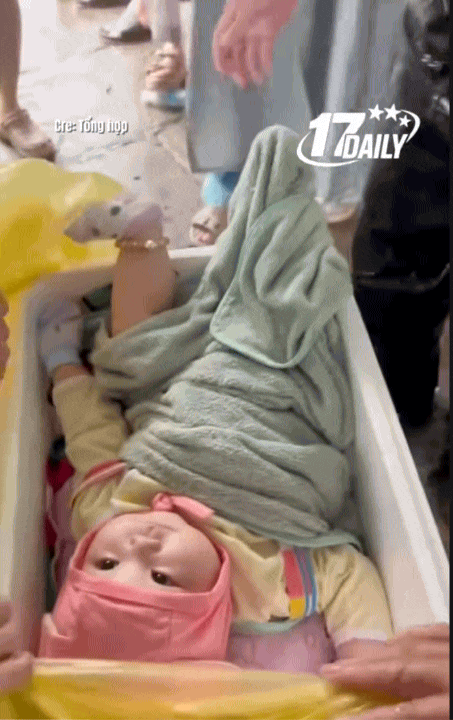 Thương lắm những em bé giữa dòng nước lũ: Có bé còn 