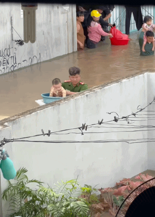 Thương lắm những em bé giữa dòng nước lũ: Có bé còn 