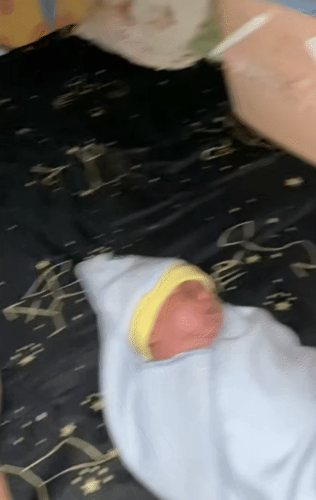 Thương lắm những em bé giữa dòng nước lũ: Có bé còn 