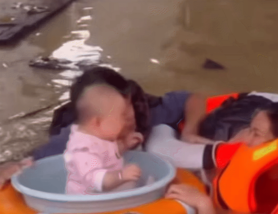 Thương lắm những em bé giữa dòng nước lũ: Có bé còn 