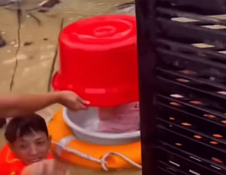 Thương lắm những em bé giữa dòng nước lũ: Có bé còn 