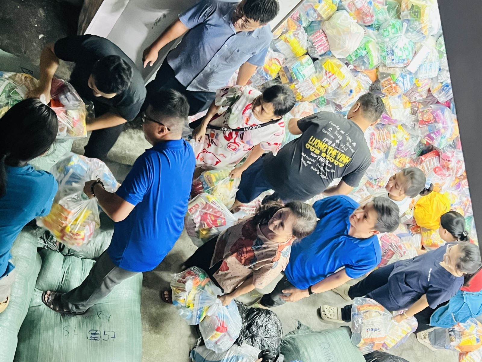 TP Hồ Chí Minh vận chuyển gấp 15 tấn nhu yếu phẩm đến Khánh Hòa trong đêm 21/11- Ảnh 6.