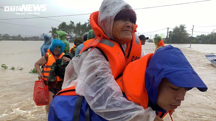 20 triệu con tôm hùm chết trong lũ, nghề nuôi tôm hùm ở Đắk Lắk “gần như xoá sổ”- Ảnh 3.