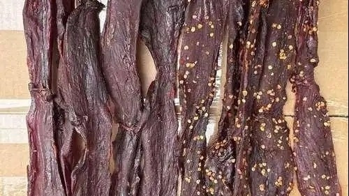 Đột kích nhà máy bí ẩn trên núi, cảnh sát triệt phá đường dây làm thịt bò khô từ vịt: Giá rẻ gấp 6 lần vốn, thu tới 36 tỷ/tháng- Ảnh 1.