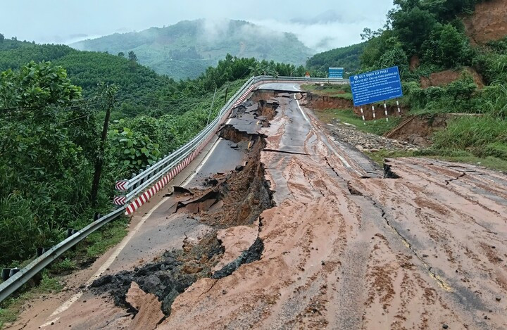 Đèo Khánh Lê xuất hiện thêm 7 điểm sạt lở nguy hiểm, mặt đường nứt toác- Ảnh 1.