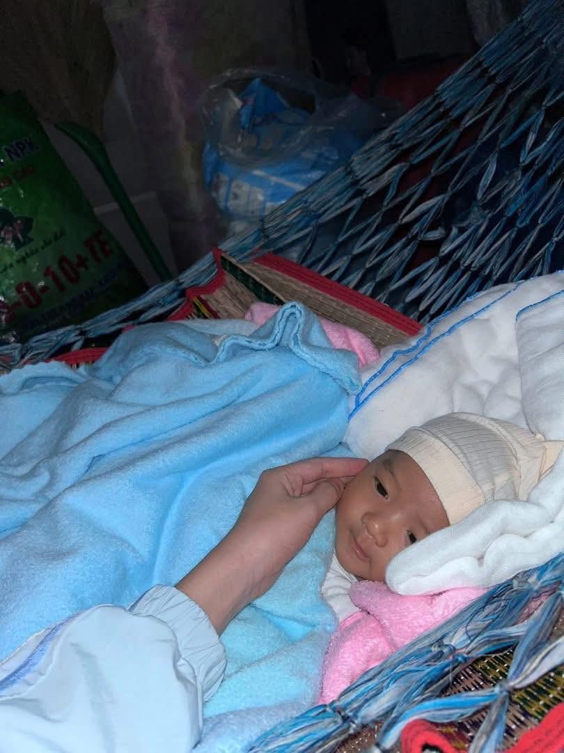 Thương lắm những em bé giữa dòng nước lũ: Có bé còn 