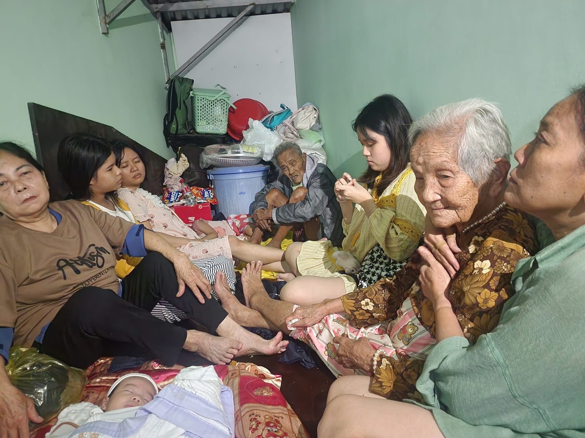 Thương lắm những em bé giữa dòng nước lũ: Có bé còn 