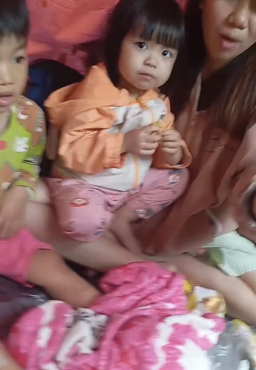 Thương lắm những em bé giữa dòng nước lũ: Có bé còn 