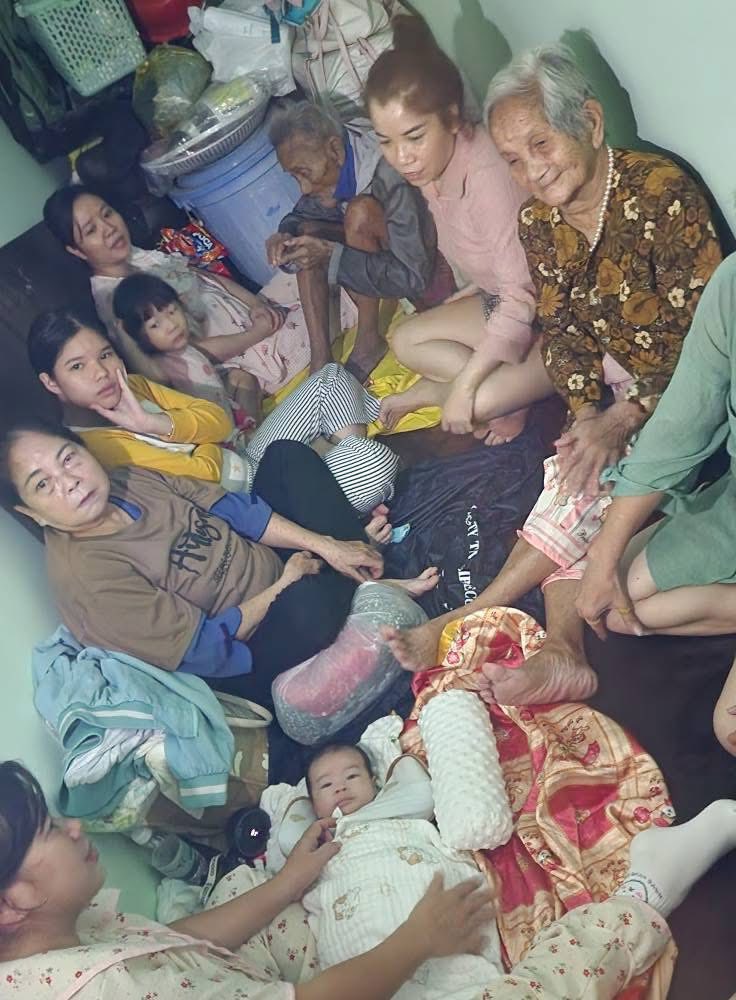 Thương lắm những em bé giữa dòng nước lũ: Có bé còn 