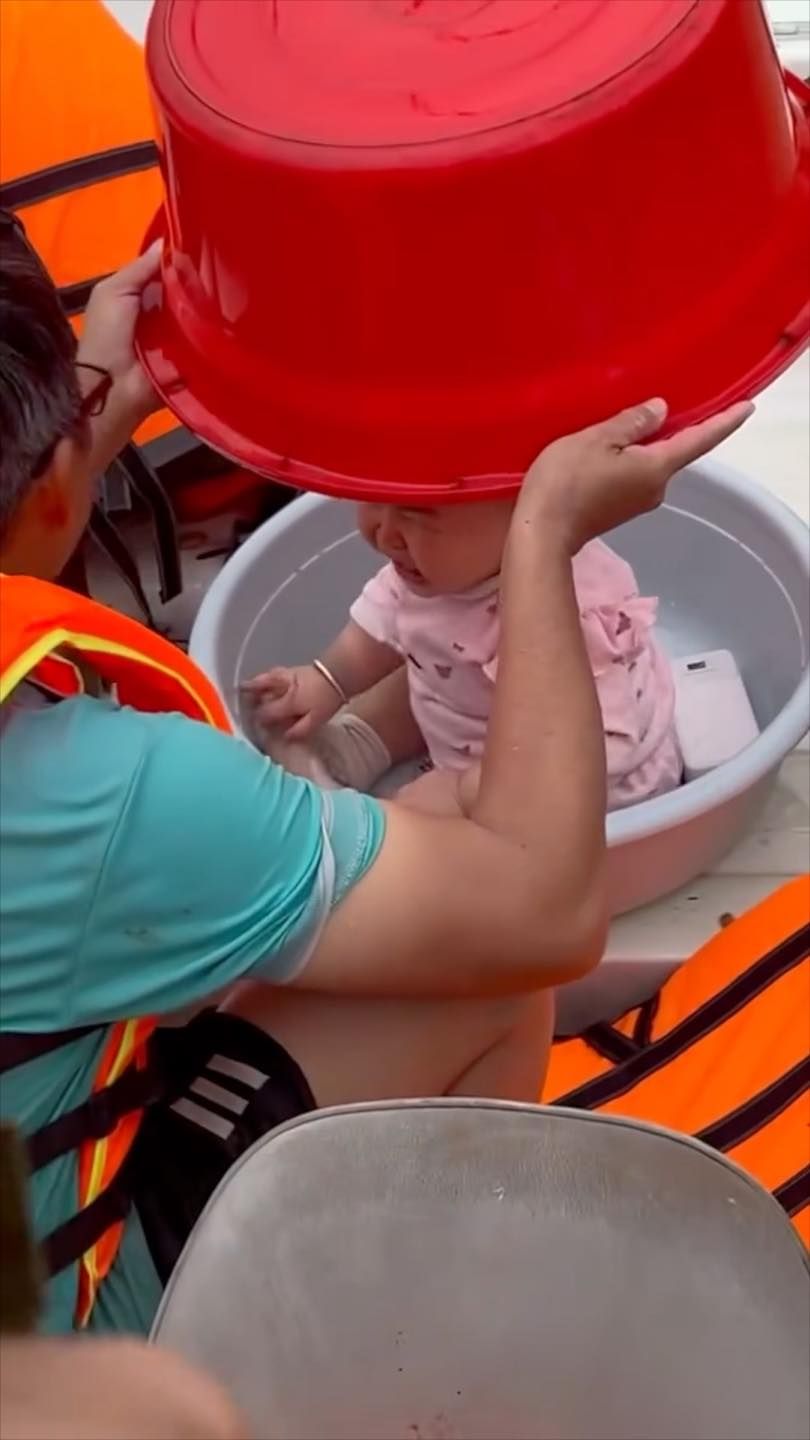 Thương lắm những em bé giữa dòng nước lũ: Có bé còn 