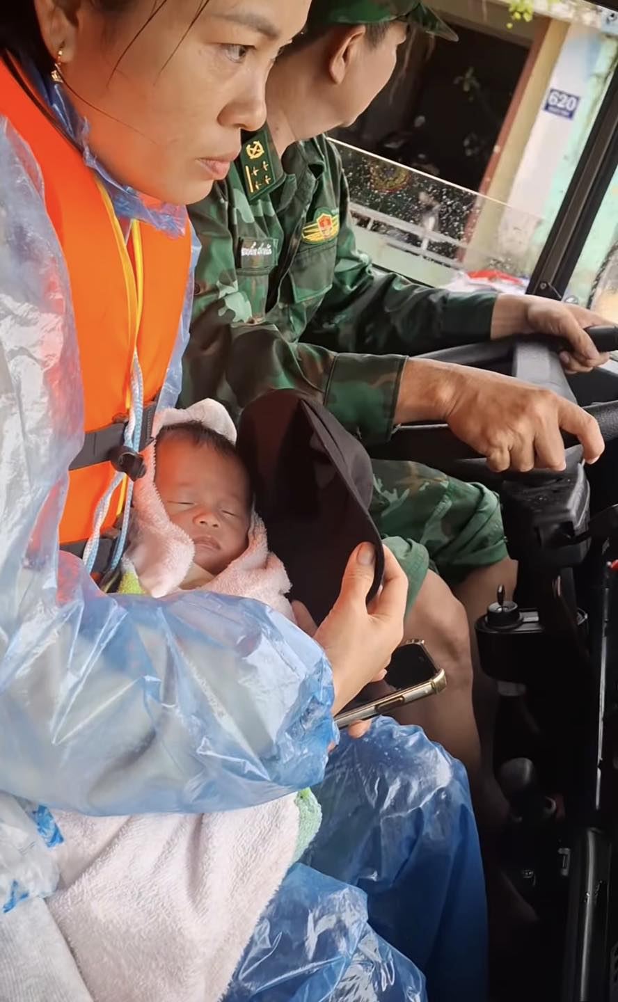 Thương lắm những em bé giữa dòng nước lũ: Có bé còn 