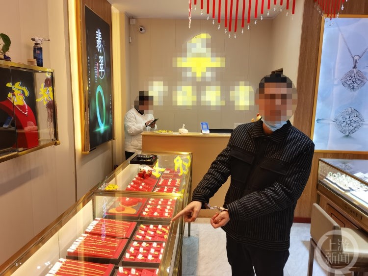 Người đàn ông vào tiệm vàng mua liên tục 5 tỷ đồng không cần nhìn giá với phương thức thanh toán không bình thường: Chủ tiệm gọi ngay cảnh sát- Ảnh 1.